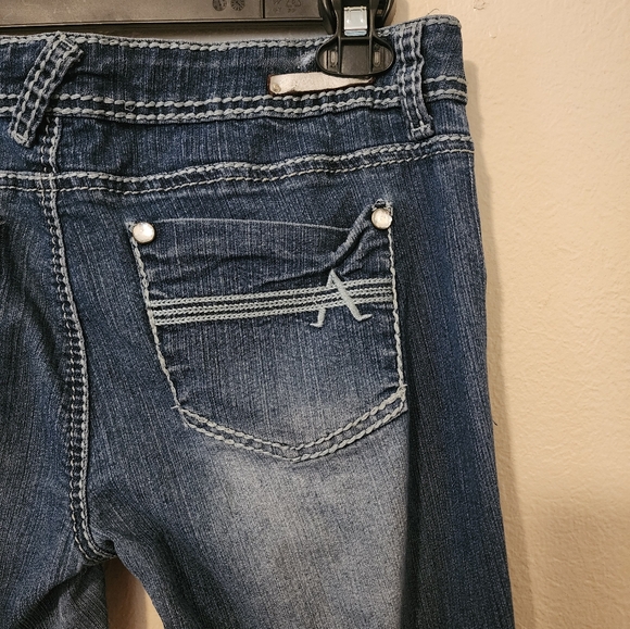 Woman's Ripped Jeans - Picture 10 of 10